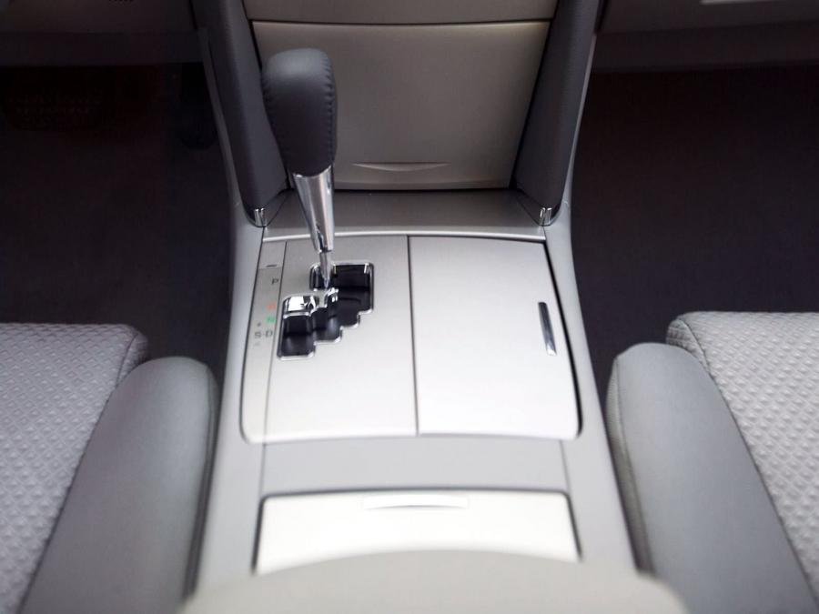 Детали интерьера Toyota Camry SE 2006 года  (NA) (фото 19 из 47)